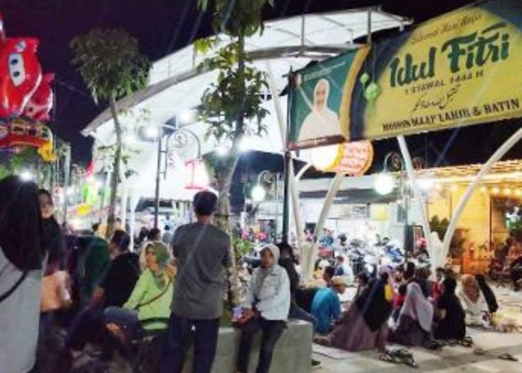 Suasana di Bojonegoro Thamrin Park yang ramai pengunjung pada momen libur Lebaran.
