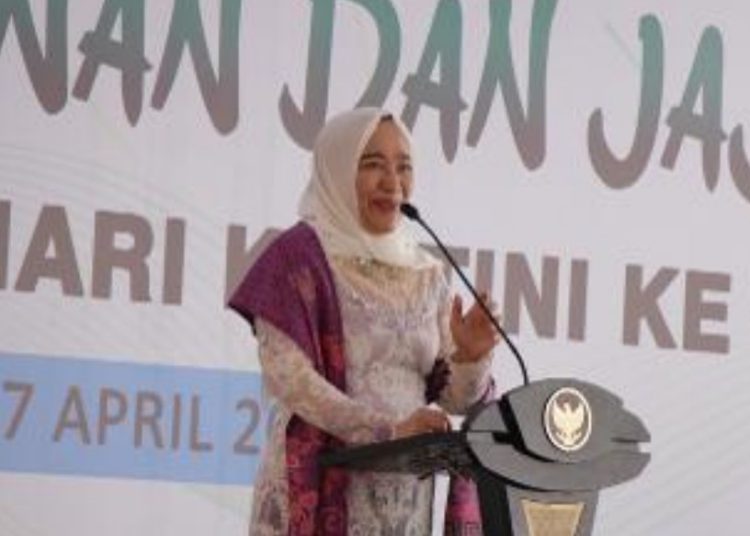 Bupati Bojonegoro Anna Mu'awanah memberikan sambutan dalam lomba memasak makanan dan jajanan khas di Pasar Wisata Bojonegoro.