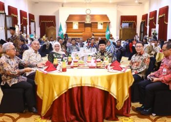 Gubernur Jawa Timur Khofifah Indar Parawansa dan Wagub Emil Elestianto Dardak dalam silaturahmi dengan Badan Musyawarah Antar Gereja - Lembaga Keagamaan Kristen Indonesia.