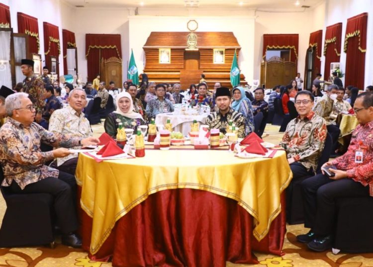 Gubernur Jawa Timur Khofifah Indar Parawansa dan Wagub Emil Elestianto Dardak dalam silaturahmi dengan Badan Musyawarah Antar Gereja - Lembaga Keagamaan Kristen Indonesia.