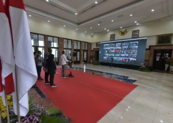 Wali Kota Surabaya Eri Cahyadi bersilaturahmi secara virtual dengan seluruh ASN dan tenaga kontrak di lingkungan Pemerintah Kota Surabaya.