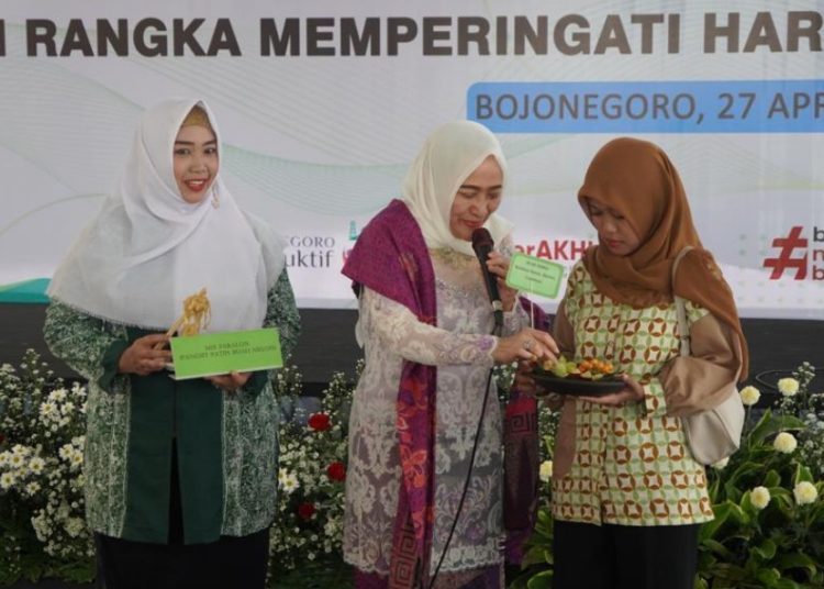 Bupati Bojonegoro Anna Mu'awanah dalam lomba memasak yang digelar Dinas Pemberdayaan Perempuan, Perlindungan Anak, dan Keluarga Berencana.