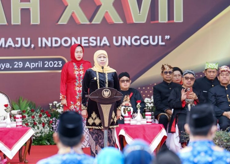 Gubernur Jawa Timur Khofifah Indar Parawansa saat memimpin upacara peringatan Hari Otonomi Daerah XXVII tahun 2023.