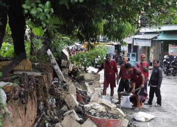 Puluhan personel dikerahkan untuk melakukan penanganan darurat banjir.