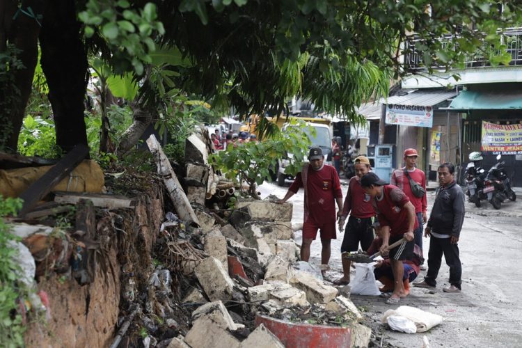 Puluhan personel dikerahkan untuk melakukan penanganan darurat banjir.