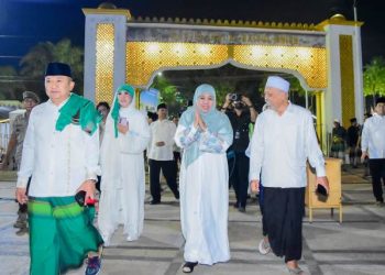 Gubernur Jawa Timur Khofifah Indar Parawansa usai melakukan Salat Tarawih di Masjid Jami' Al Baitul Amien Kabupaten Jember dan dilanjutkan berziarah ke makam Habib Sholeh Tanggul.