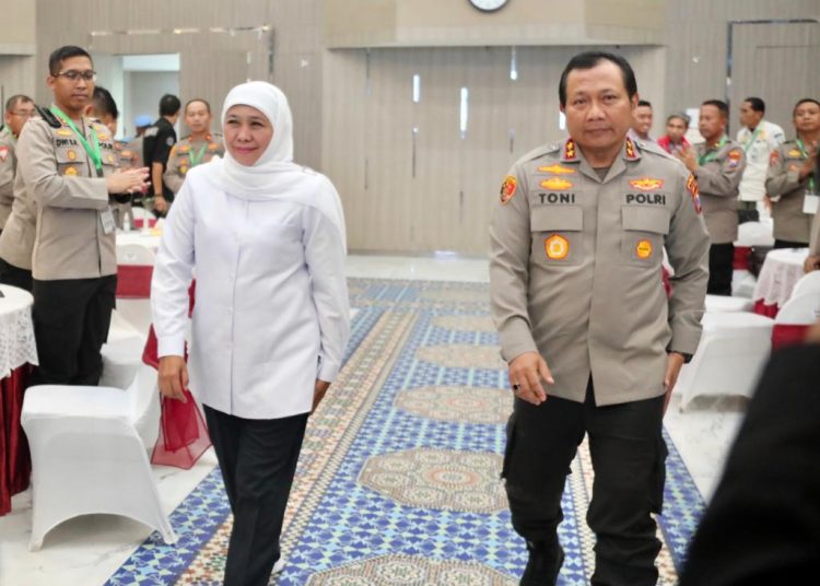 Kapolda Jatim Irjen Pol. Toni Harmanto bersama Gubernur Jawa Timur Khofifah Indar Parawansa.