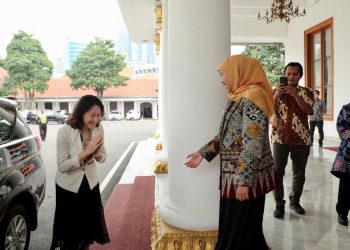 Duta Besar Republik Rakyat Tiongkok untuk ASEAN, Hou Yanqi disambut Gubernur Jawa Timur Khofifah Indar Parawansa di Gedung Negara Grahadi Surabaya.