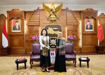 Gubernur Jawa Timur Khofifah Indar Parawansa dan Duta Besar (Dubes) Republik Rakyat Tiongkok untuk ASEAN, Hou Yanqi.
