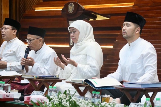 Gubernur Jawa Timur Khofifah Indar Parawansa dan Wakil Gubernur Jawa Timur Emil Elestianto Dardak dalam Khotmil Quran di gedung Negara Grahadi.