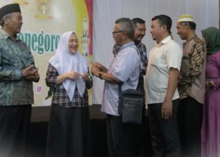 Bupati Bojonegoro Anna Mu’awanah bersalaman dengan Ikatan Mantan Kepala Desa di Bojonegoro.