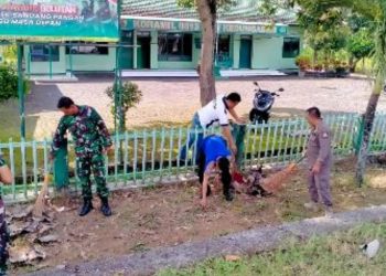 Kegiatan kerja bakti di seputaran markas Koramil 0813-08/Kedungadem Kabupaten Bojonegoro.