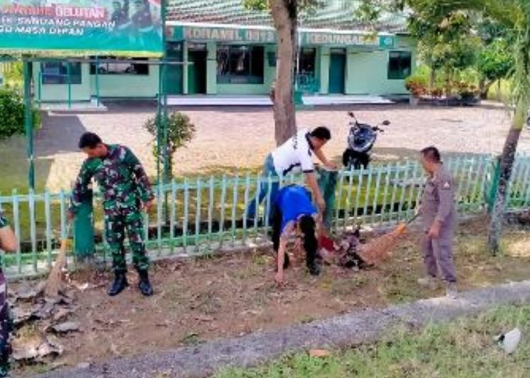 Kegiatan kerja bakti di seputaran markas Koramil 0813-08/Kedungadem Kabupaten Bojonegoro.