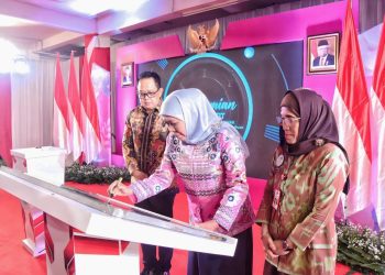 Gubernur Jawa Timur Khofifah Indar Parawansa menandatangani prasasti dalam peresmian Unit Pelaksana Teknis Perlindungan Perempuan dan Anak (UPT PPA) Dinas Pemberdayaan Perempuan Perlindungan Anak dan Kependudukan (DP3AK) Provinsi Jatim.