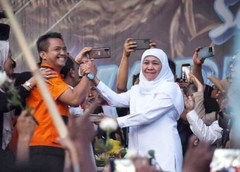 Gubernur Jawa Timur Khofifah Indar Parawansa dalam peringatan Hari Buruh Internasional yang diperingati setiap tanggal 1 Mei.