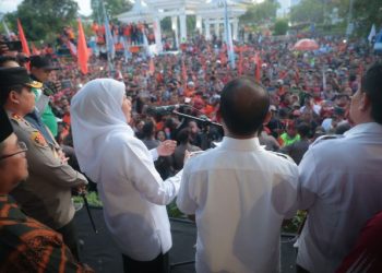 Gubernur Jawa Timur Khofifah Indar Parawansa di hadapan massa buruh dalam peringatan Mayday di kantor gubernur Jatim Jalan Pahlawan Surabaya.