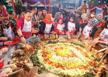 Suasana nguleg bareng bumbu rujak cingur dalam Festival Rujak Uleg 2023 di Kya-Kya Kembang Jepun.