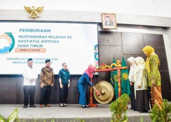Gubernur Jawa Timur Khofifah Indar Parawansa menabuh gong sebagai tanda dibukanya Muswil XII Nasyiatul Aisyiyah (NA) Jatim di Hall Sang Pencerah Universitas Muhammadiyah Gresik.
