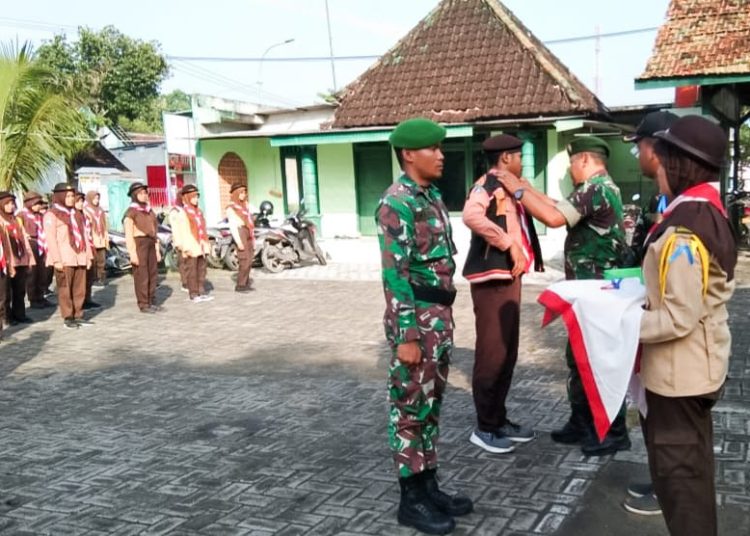 Upacara pengukuhan anggota baru Pramuka Saka Wira Kartika Angkatan X Ranting Koramil 14/Tambakrejo, Kodim 0813 Bojonegoro.