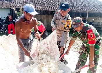 Babinsa Koramil 10/Kanor Kodim 0813 Bojonegoro, Sertu Masruri melaksanakan karya bakti membantu pembangunan rumah warga di Dusun Dono RT 004/RW 002 Desa Temu Kecamatan Kanor, Bojonegoro.