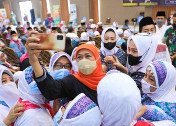 Gubernur Jawa Timur Khofifah Indar Parawansa di salah satu kegiatan pelepasan calon jamaah haji.