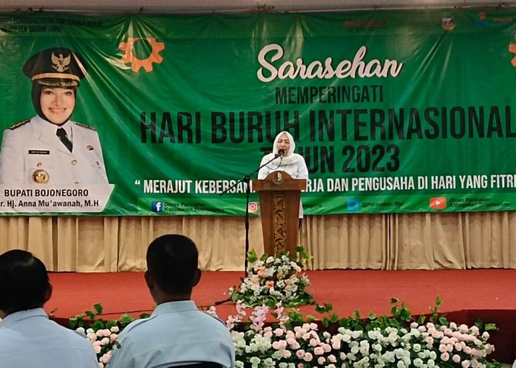 Bupati Bojonegoro Anna Mu’awanah hadir dan membuka sarasehan Sarasehan May Day dengan tema Merajut Kebersamaan Pengusaha dan Pekerja di Hari Fitri di Adelia Cafe dan Resto.