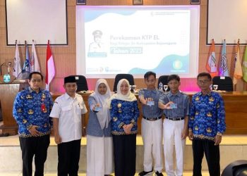 Bupati Bojonegoro Anna Mu’awanah bersama para pelajar SMKN 4 Bojonegoro di sela perekaman e-KTP di sekolah tersebut.