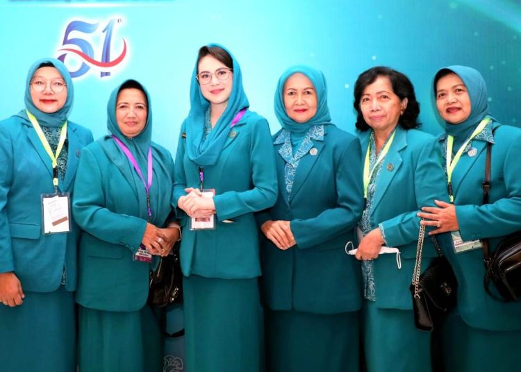 Ketua Tim Penggerak PKK Jatim Arumi Bachsin di sela menghadiri peringatan Hari Kesatuan Gerak (HKG) PKK ke-51 tingkat nasional di Santika Dyandra Hotel and Convention Centre, Kota Medan Sumatera Utara.