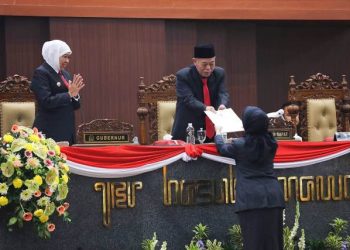 Gubernur Jawa Timur Khofifah Indar Parawansa dalam sidang paripurna dengan agenda penyerahan rekomendasi DPRD Jawa Timur terhadap Laporan Keterangan Pertanggungjawaban tahun anggaran 2022.