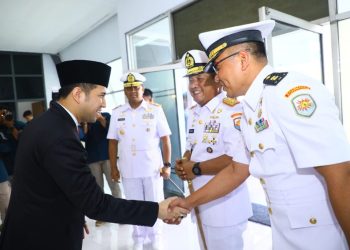 Wakil Gubernur Jawa Timur Emil Elestianto Dardak saat menghadiri sertijab komandan Lantamal V.