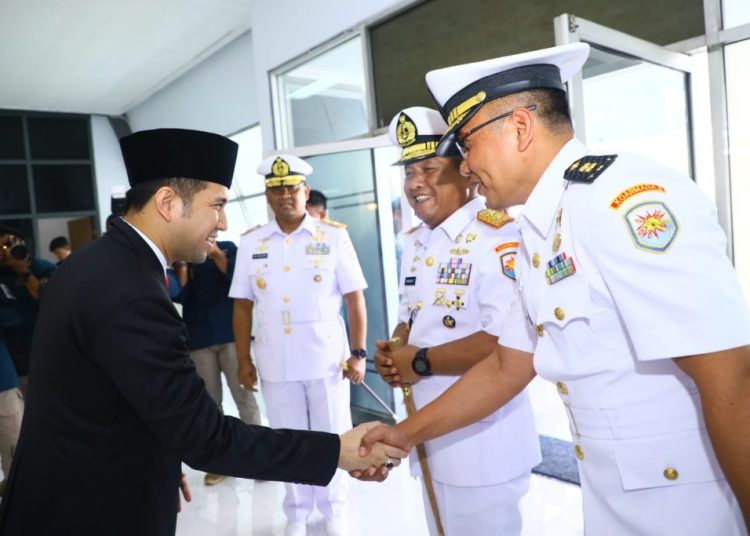 Wakil Gubernur Jawa Timur Emil Elestianto Dardak saat menghadiri sertijab komandan Lantamal V.