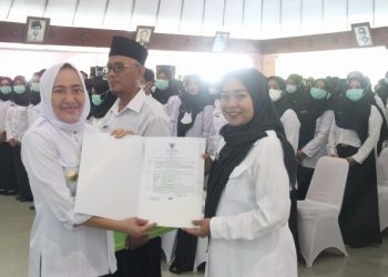Bupati Bojonegoro Anna Mu’awanah secara simbolis menyerahkan SK pengangkatan Pegawai Pemerintah dengan Perjanjian Kerja (PPPK) tenaga kesehatan formasi tahun 2022.