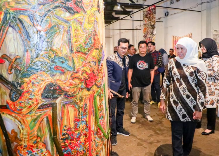 Gubernur Jawa Timur Khofifah Indar Parawansa melihat lukisan yang dipamerkan dalam Pameran Seni Art Osing (ArtOs) Nusantara di gedung tua Pantai Marina Boom Banyuwangi.