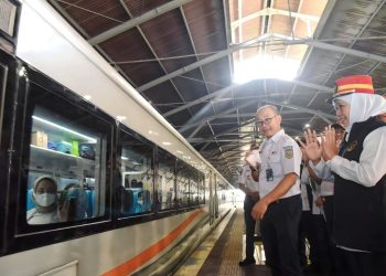 Gubernur Jatim Khofifah Indar Parawansa meninjau aktifitas penumpang yang melakukan arus balik di Stasiun  Surabaya Pasar Turi.