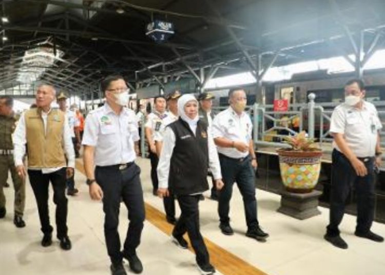 Gubernur Jatim Khofifah Indar Parawansa meninjau arus balik di Stasiun Pasar Turi Surabaya.
