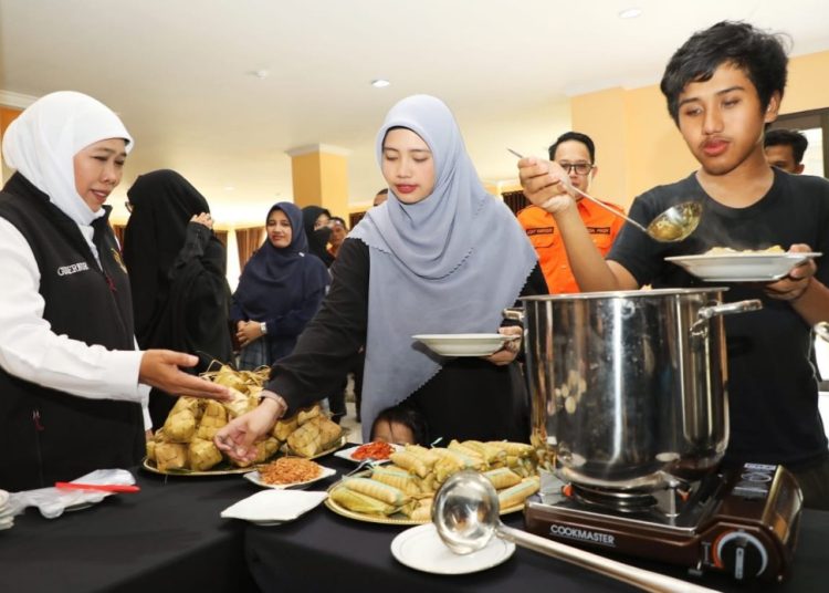 Gubernur Jawa Timur Khofifah Indar Parawansa menyambut para penyintas dari Sudan dengan sarapan menu ketupat opor.