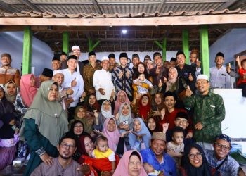 Wagub Jatim Emil Elestianto Darfak bersilaturahmi bersama keluarga KH Fathurrahman Poleng sekaligus ziarah ke makam Kiai Haji Fathurrahman di Dusun Poleng, Desa Mojoduwur, Kecamatan Ngetos, Kabupaten Nganjuk.