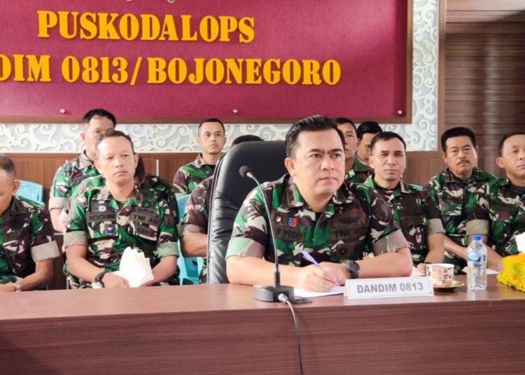 Dandim 0813 Bojonegoro Letkol Arm Arif Yudo Purwanto, mengikuti pengarahan Panglima TNI Laksamana TNI Yudo Margono melalui Video Conference (Vidcon) di Ruang Pusat Komando Pengendalian dan Operasi (Puskodalops) Makodim Bojonegoro.