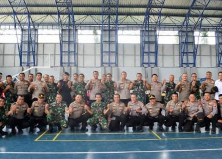 Foto bersama dalam acara halal bihalal Idul Fitri 1444 H yang diselenggarakan di gedung Sport Center Polres Bojonegoro.