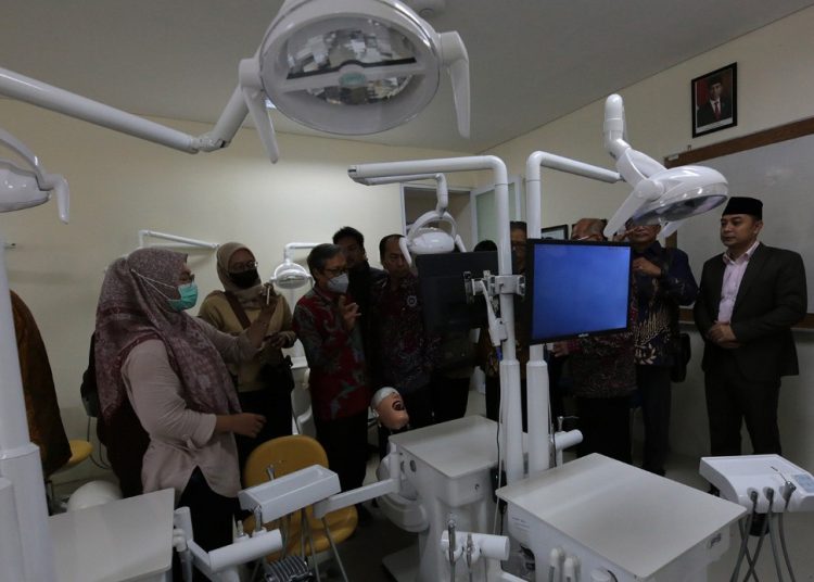 Wali Kota Surabaya Eri Cahyadi menghadiri launching Fakultas Kedokteran Gigi (FKG) Universitas Muhammadiyah.