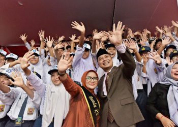 Wali Kota Surabaya Eri Cahyadi beserta istri berfoto dengan para pelajar di sela upacara peringatan Hari Pendidikan Nasional tahun 2023, di halaman Taman Surya.
