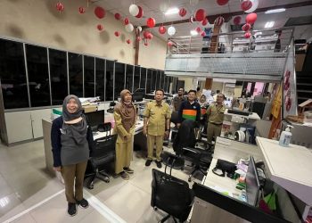 Salah satu kegiatan para Aparatur Sipil Negara (ASN) dan non-ASN di lingkungan pemkot menyanyikan lagu wajib nasional.