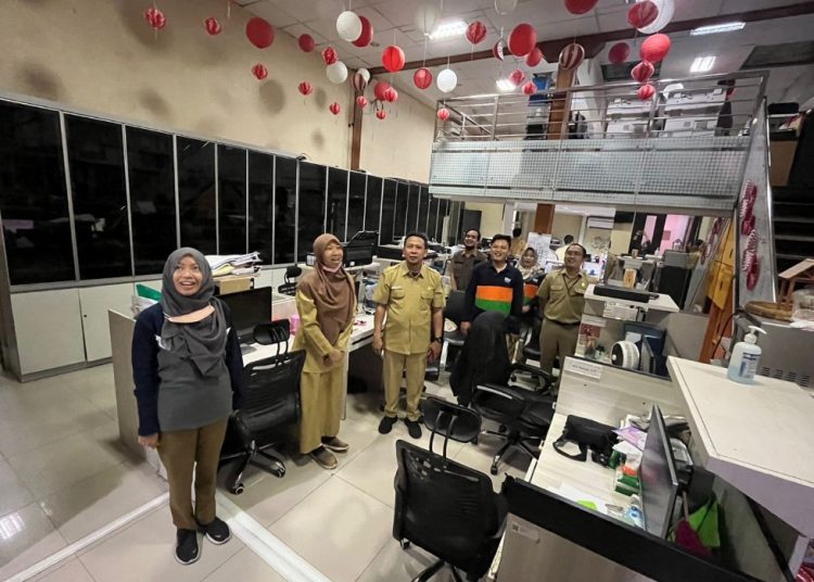 Salah satu kegiatan para Aparatur Sipil Negara (ASN) dan non-ASN di lingkungan pemkot menyanyikan lagu wajib nasional.