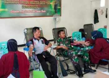 Donor darah yang dilaksanakan di Komando Rayon Militer 09/Sumberrejo, Bojonegoro.