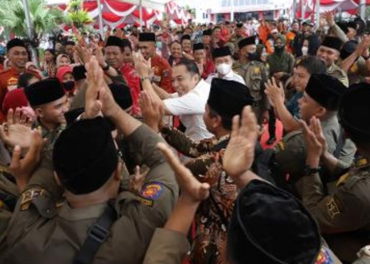 Wali Kota Surabaya Eri Cahyadi bersama para pegawai Pemkot Surabaya dalam halal bihalal di halaman Taman Surya.