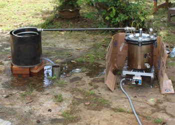 Alat Smart Reducer Gas Pyrolysis yang digunakan mengubah limbah plastik menjadi bahan minyak.