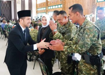 Wakil Gubernur Jawa Timur Emil Elestianto Dardak menghadiri acara lepas sambut Panglima Divisi 2 Kostrad dari Mayjen TNI Syafrial kepada Mayjen TNI Haryanto.