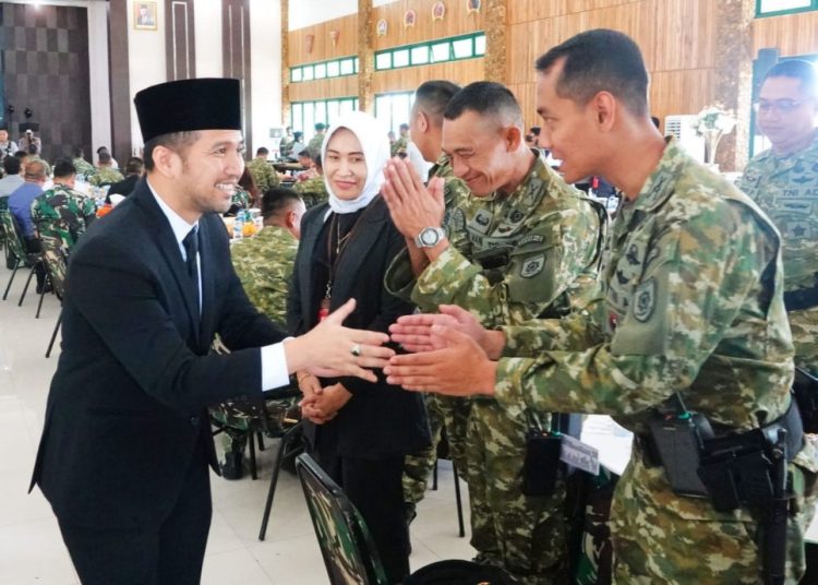 Wakil Gubernur Jawa Timur Emil Elestianto Dardak menghadiri acara lepas sambut Panglima Divisi 2 Kostrad dari Mayjen TNI Syafrial kepada Mayjen TNI Haryanto.