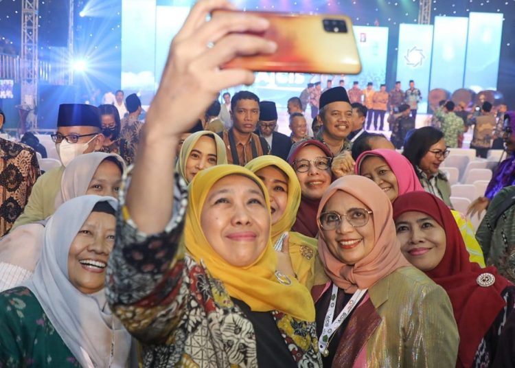 Gubernur Jawa Timur Khofifah Indar Parawansa di sela Annual International Conference of Islamic Studies 2023 (AICIS 2023) yang digelar di Sport Centre and Multipurpose Building K.H. Saifuddin Zuhri Universitas Negeri Islam Sunan Ampel Surabaya.