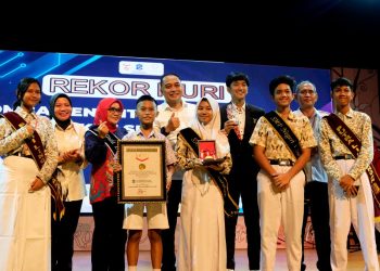 Wali Kota Surabaya Eri Cahyadi bersama para pelajar dalam penyerahan Rekor MURI Dunia kategori “Lomba Penelitian Terbanyak Tingkat SD dan SMP” yang diselenggarakan di Balai Budaya, Gedung Balai Pemuda.